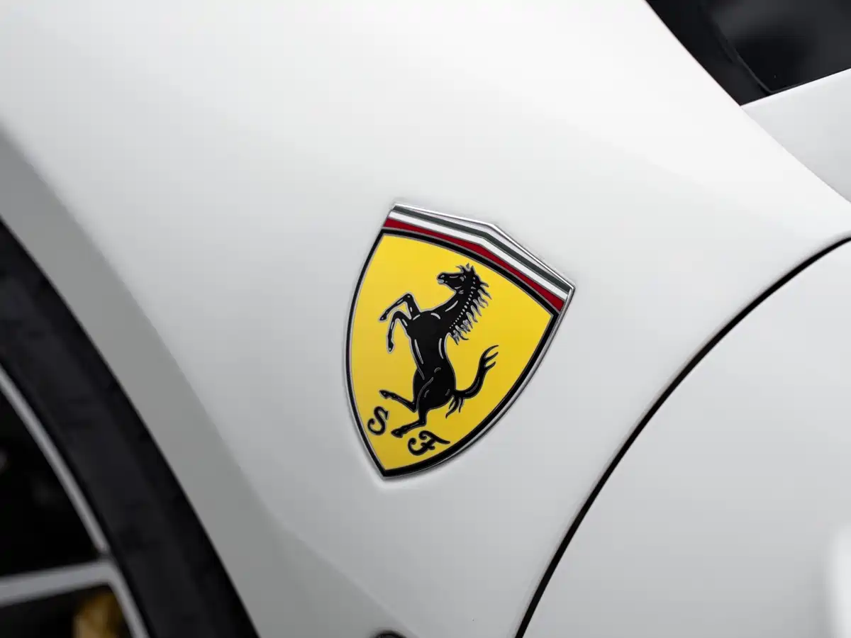Photo 2 - Ferrari F8