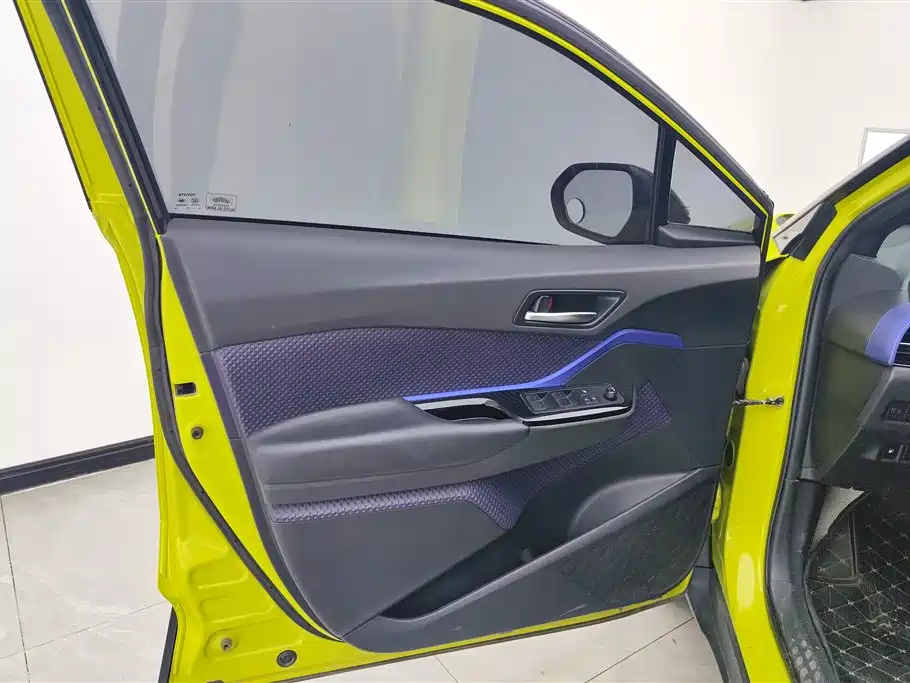 Toyota C-HR 2018 2.0L Leading Sunroof Edition China VI фото 7