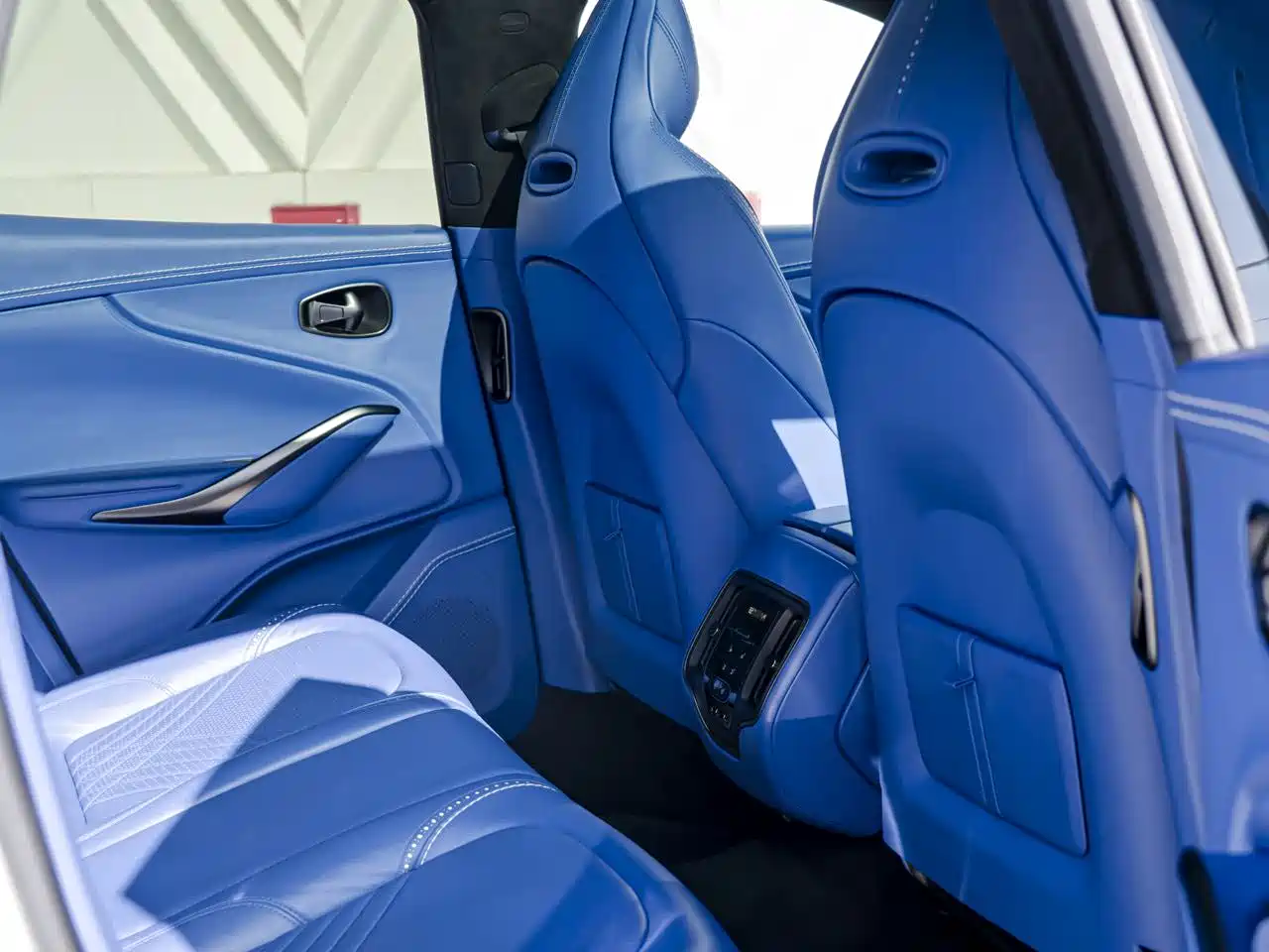 Aston Martin DBX 2021 4.0T V8 Realm of Simplicity фото 17