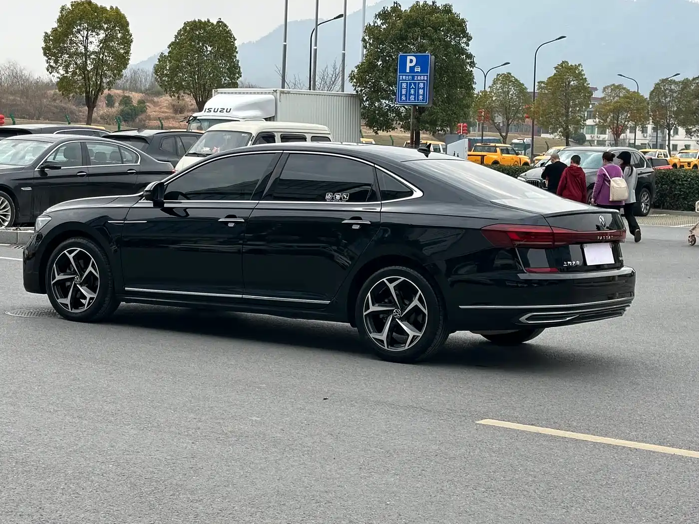 Volkswagen Passat 2024 380TSI Starlight Luxury Edition фото 12