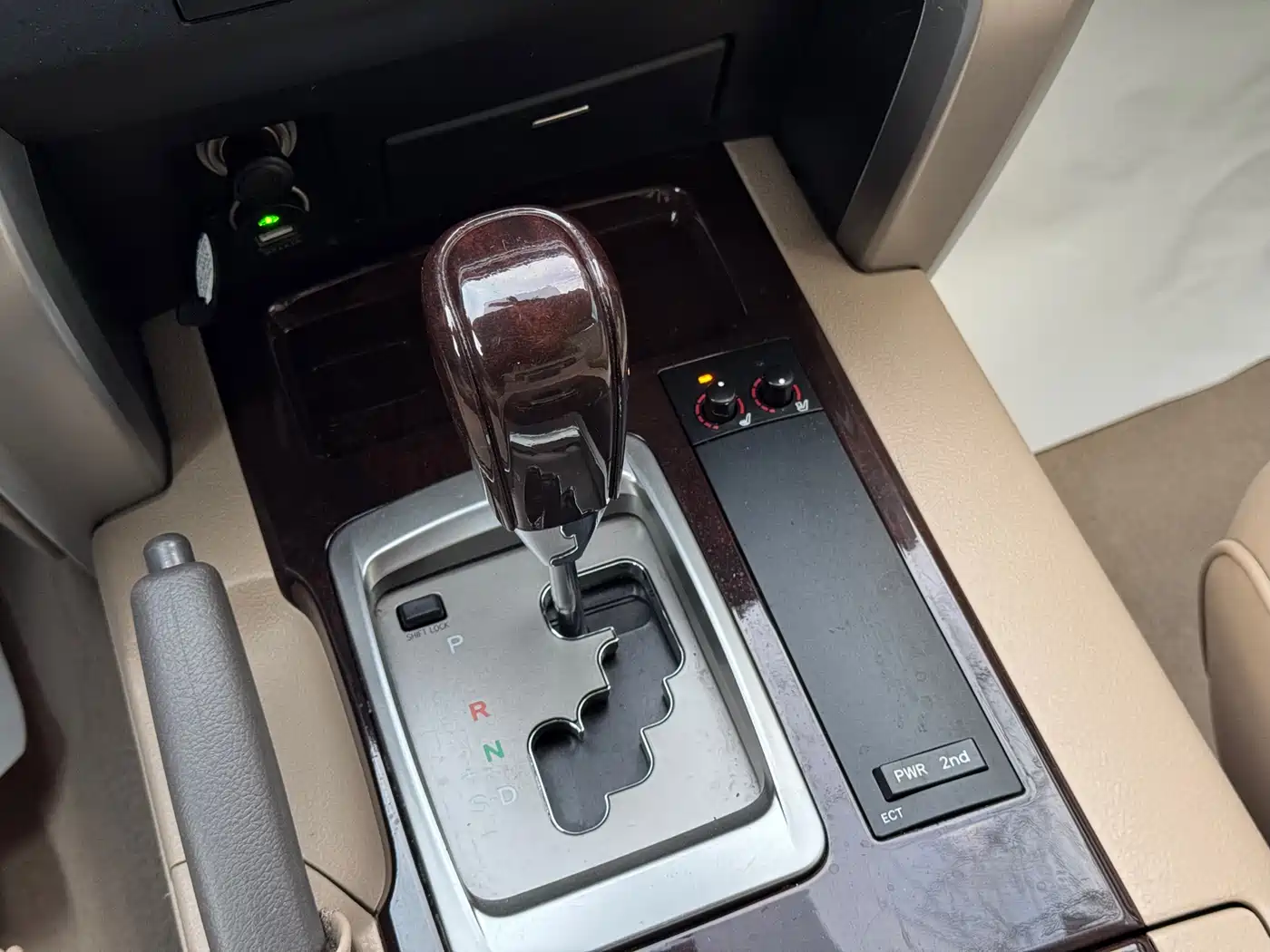 Toyota Land Cruiser (Import) 2015 4.0L V6 Middle East Low Configuration Edition фото 16