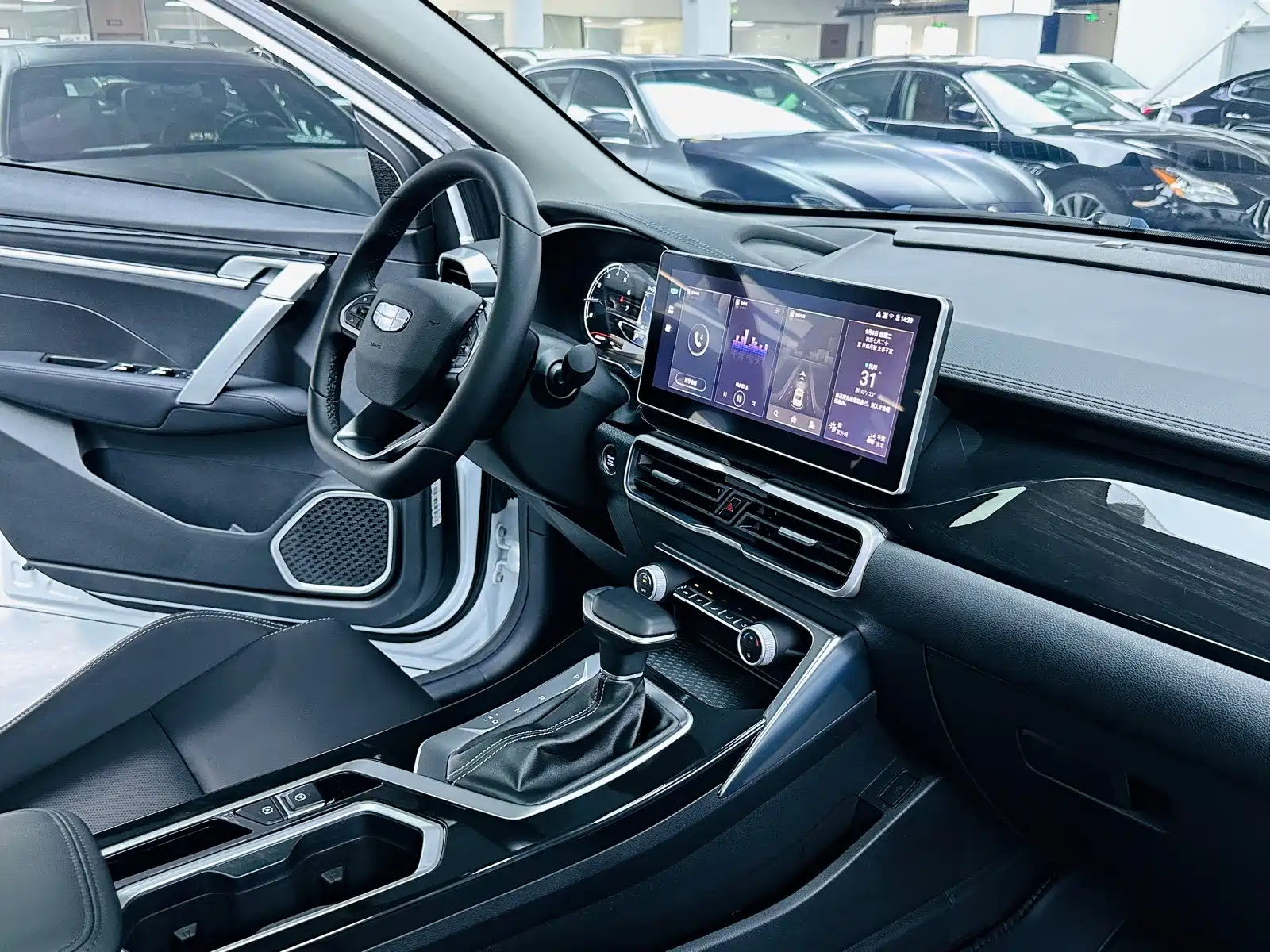 Фото 7 - Geely Coolray