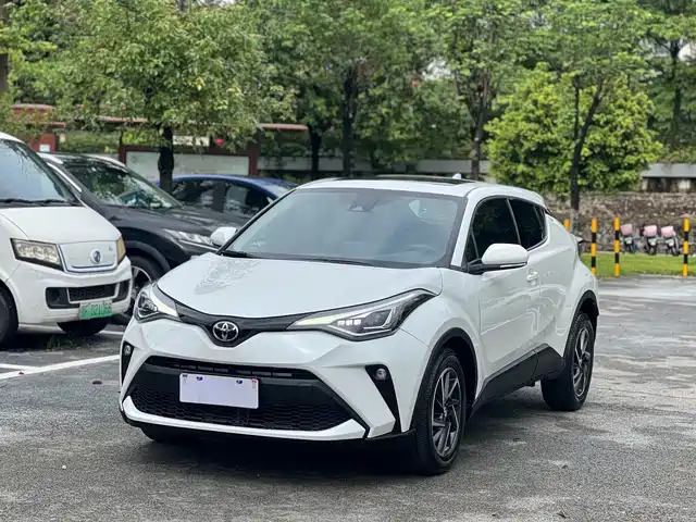 Фотография TOYOTA C-HR