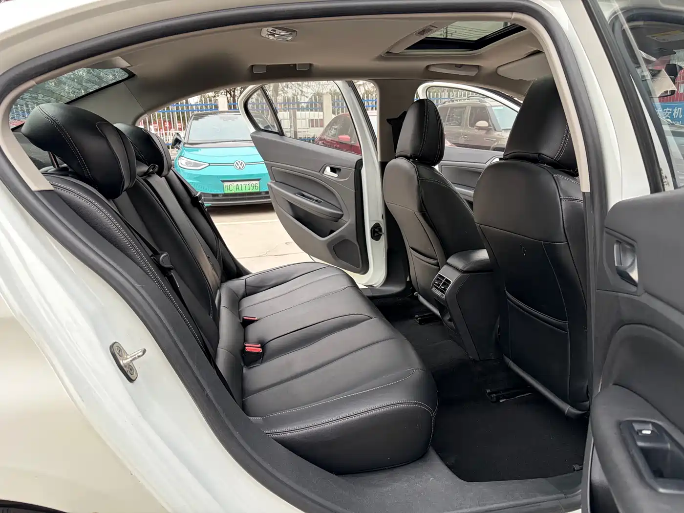 Peugeot 408 2016 1.6T Automatic Luxury Edition фото 14