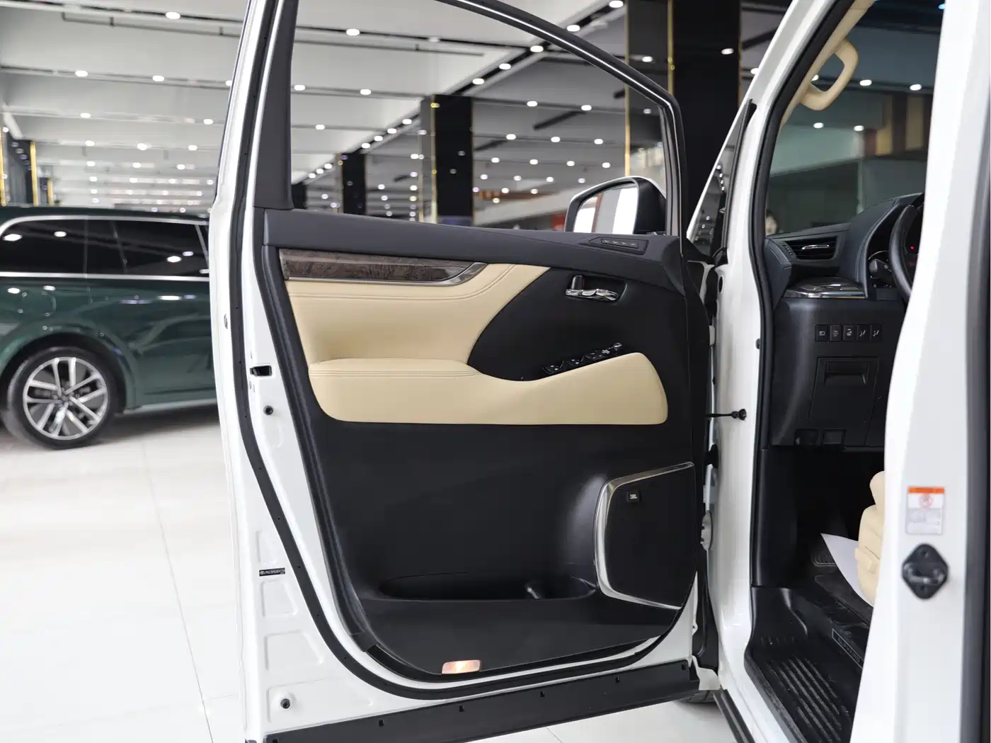 Toyota Alphard 2018 Facelift 3.5L Premium Edition фото 6