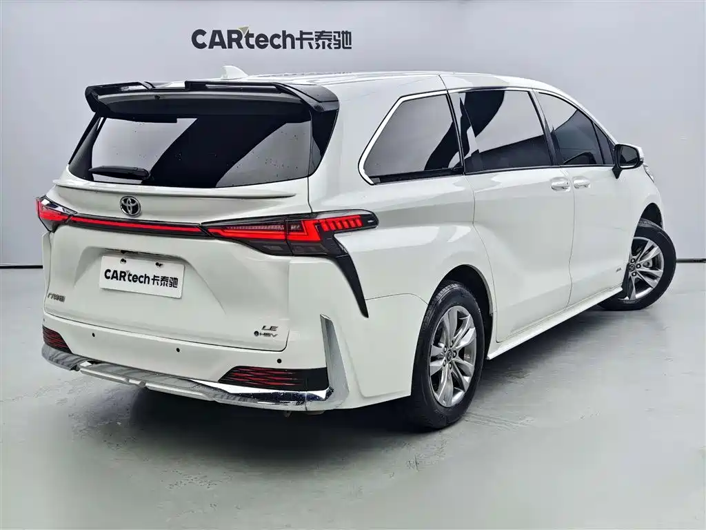 Toyota Sienna 2024 2.5L Hybrid Comfort Edition фото 3