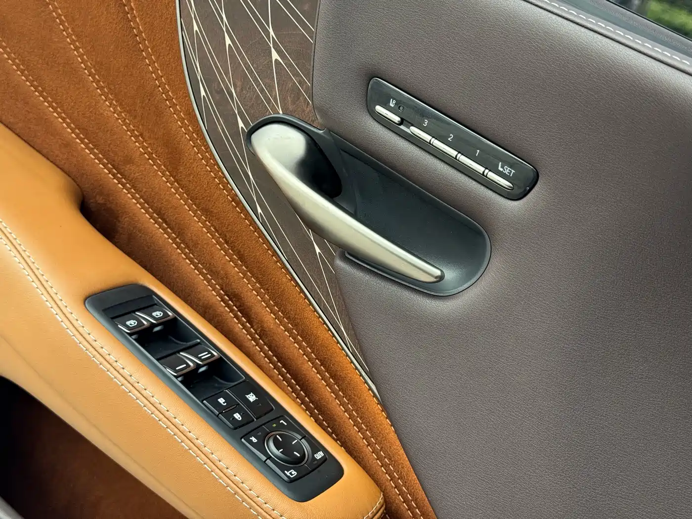 Lexus LS 2018 500h Executive Edition China VI фото 13