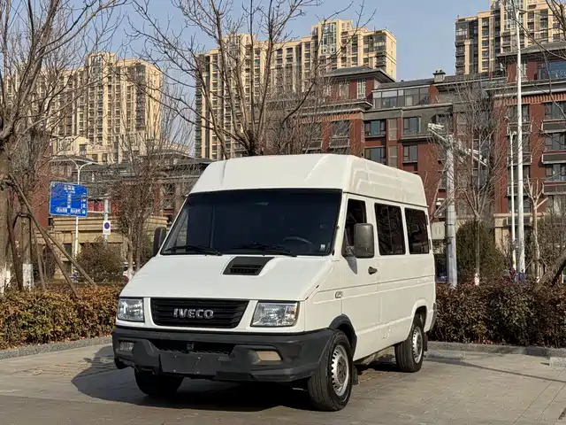  Iveco Iveco Daily 2020 2.5T A35 Bus Single Tire Medium Roof 5-9 Seater China VI