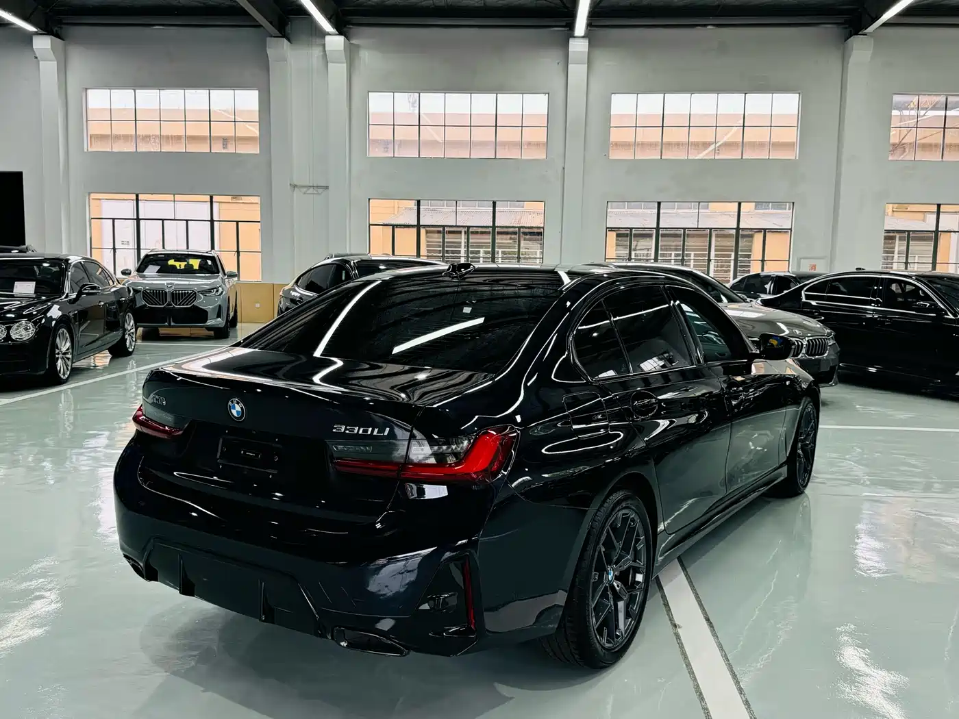 BMW 3 Series 2025 330Li M Sport Night Edition фото 10