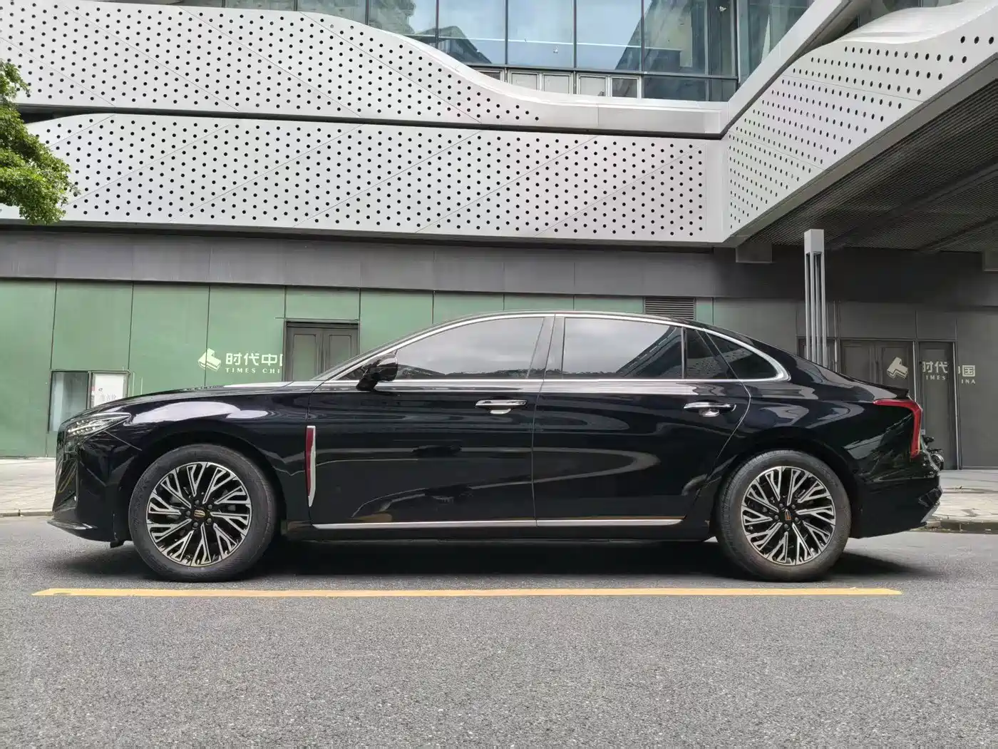 Фото 12 - Hongqi H5