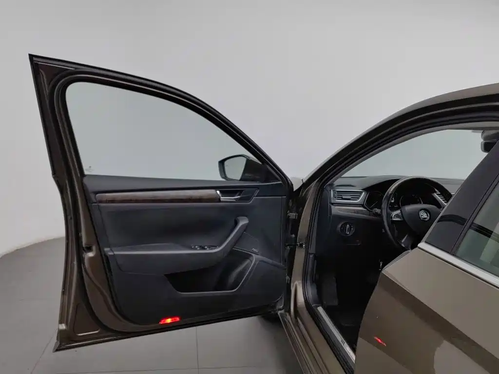 Photo 8 - Škoda Superb