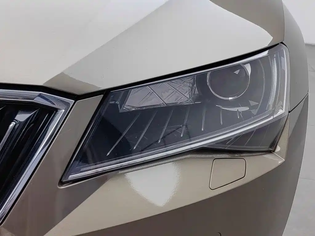 Photo 7 - Škoda Superb