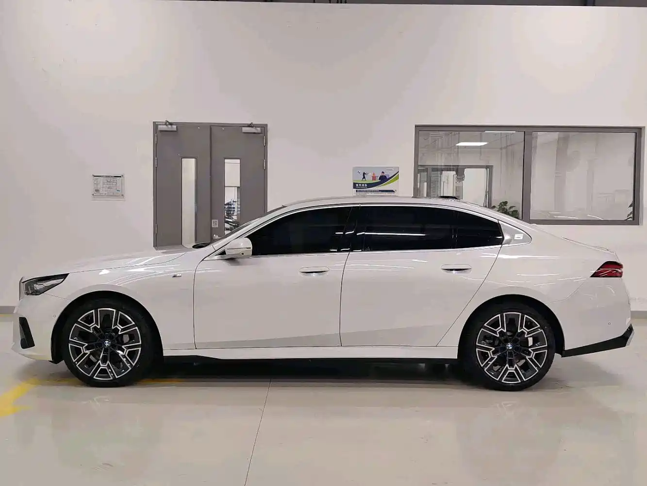 BMW 5 Series 2025 530Li Premium M Sport Package фото 3