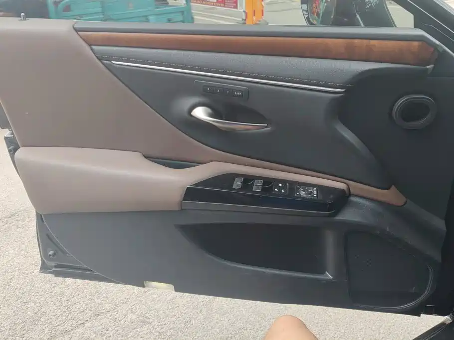 Фото 7 - Lexus ES