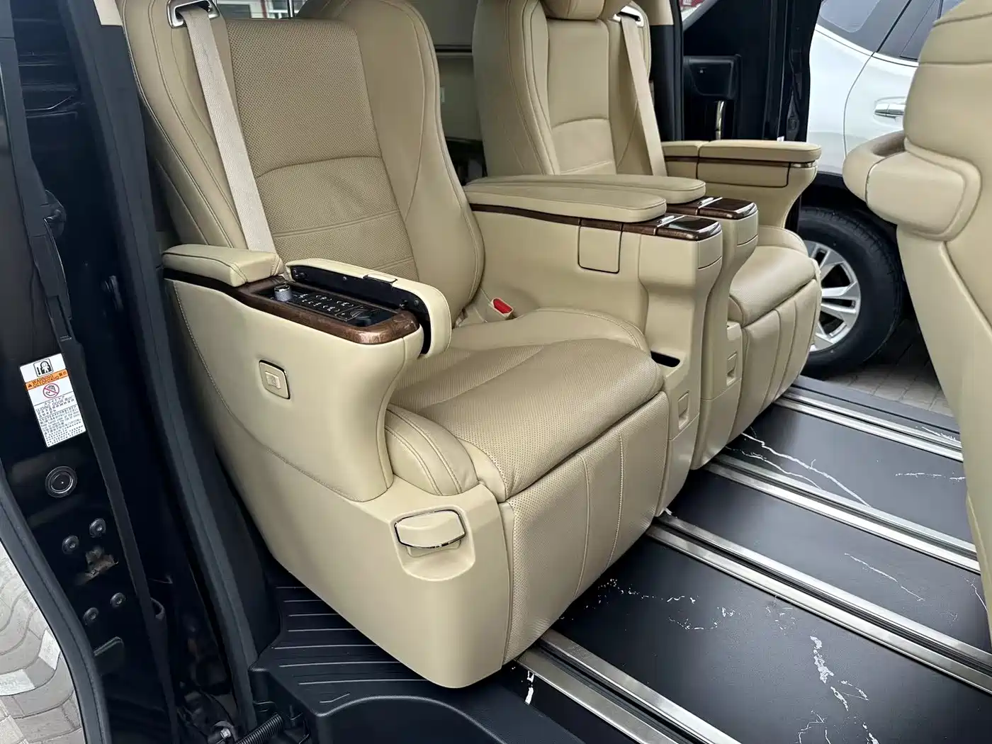 Toyota Alphard 2018 3.5L Premium фото 7