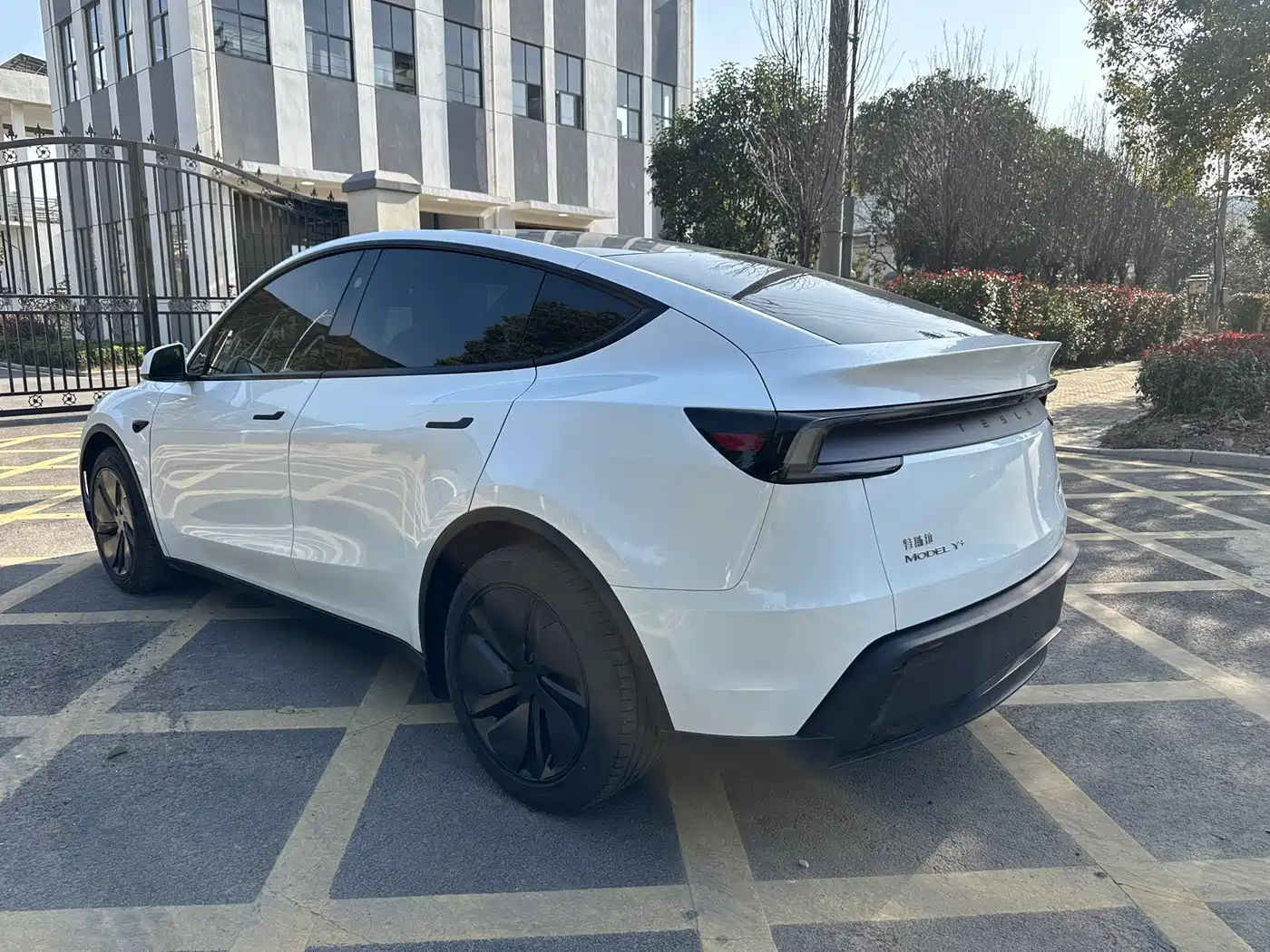 TESLA MODEL Y