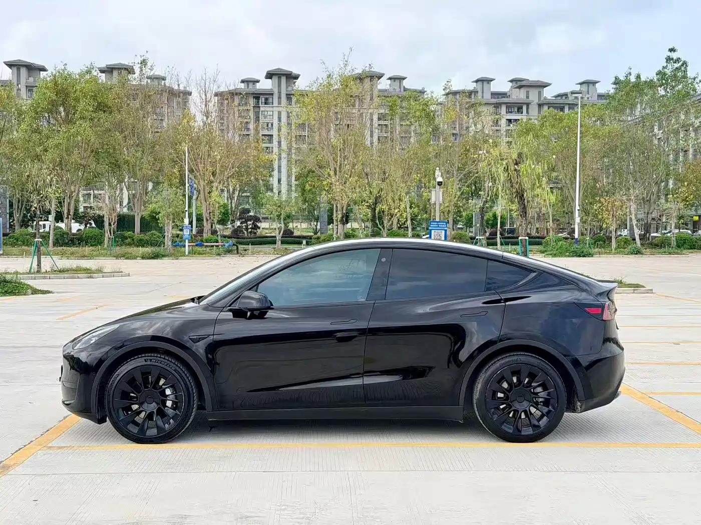 TESLA MODEL Y