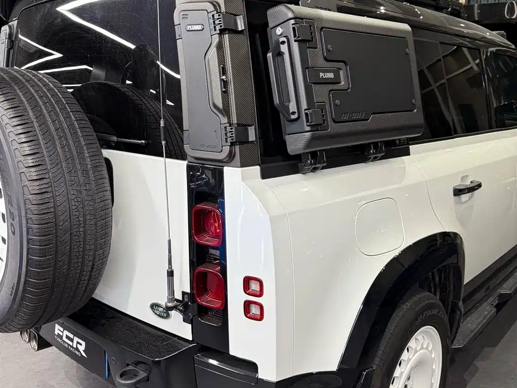 Land Rover Defender 2023 110 3.0T P400 75th Anniversary Legend Edition фото 11