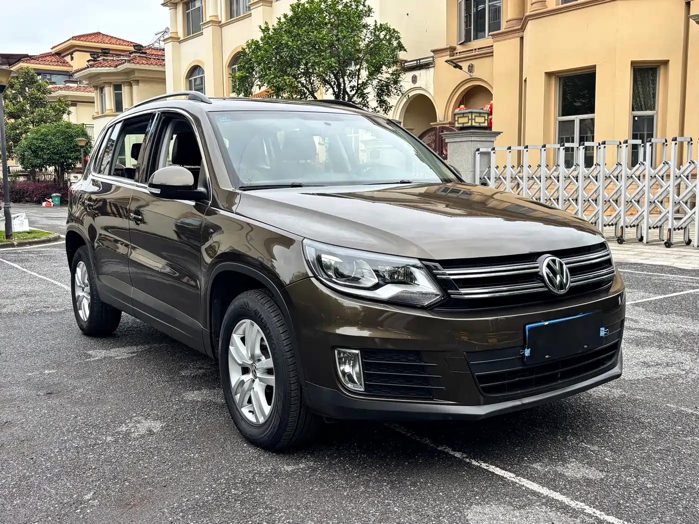 VOLKSWAGEN TIGUAN
