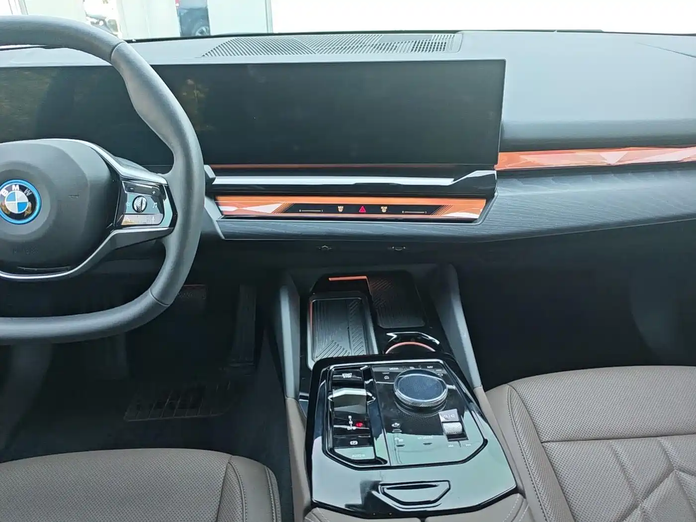 Photo 10 - BMW i5