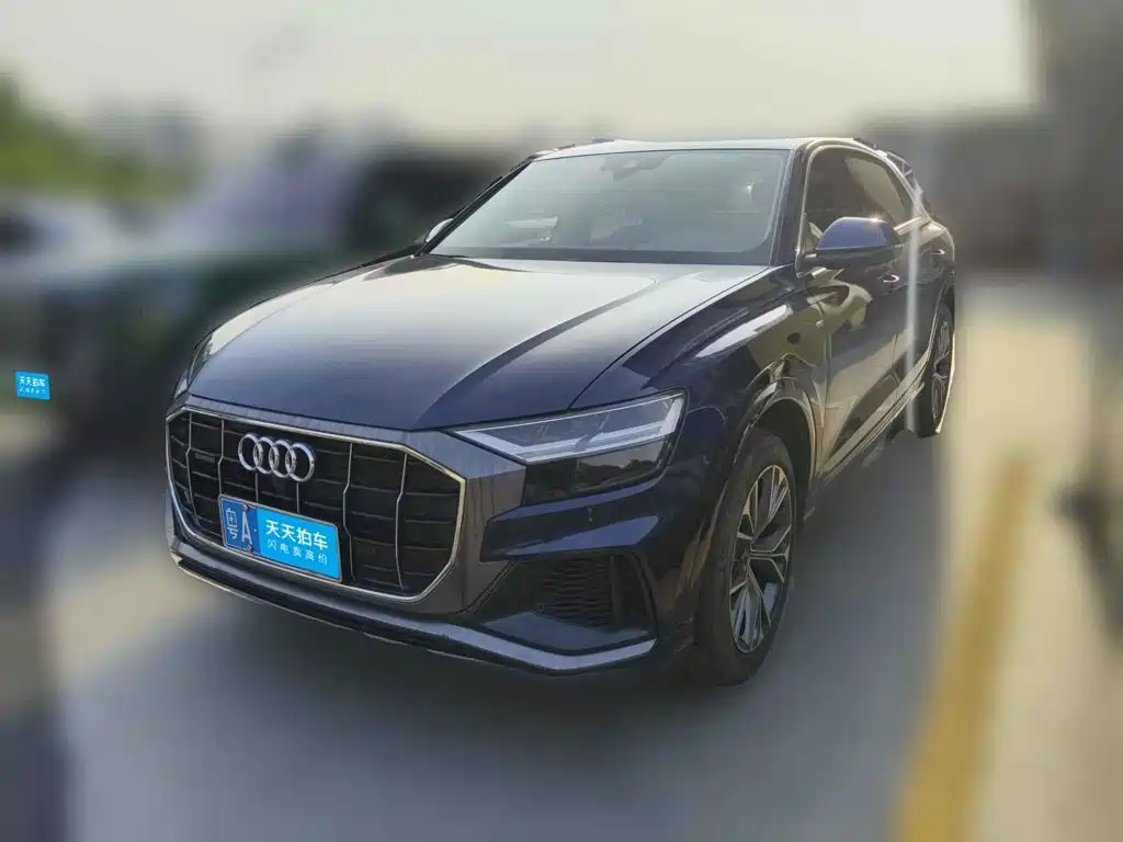 Фото 1 - Audi Q8