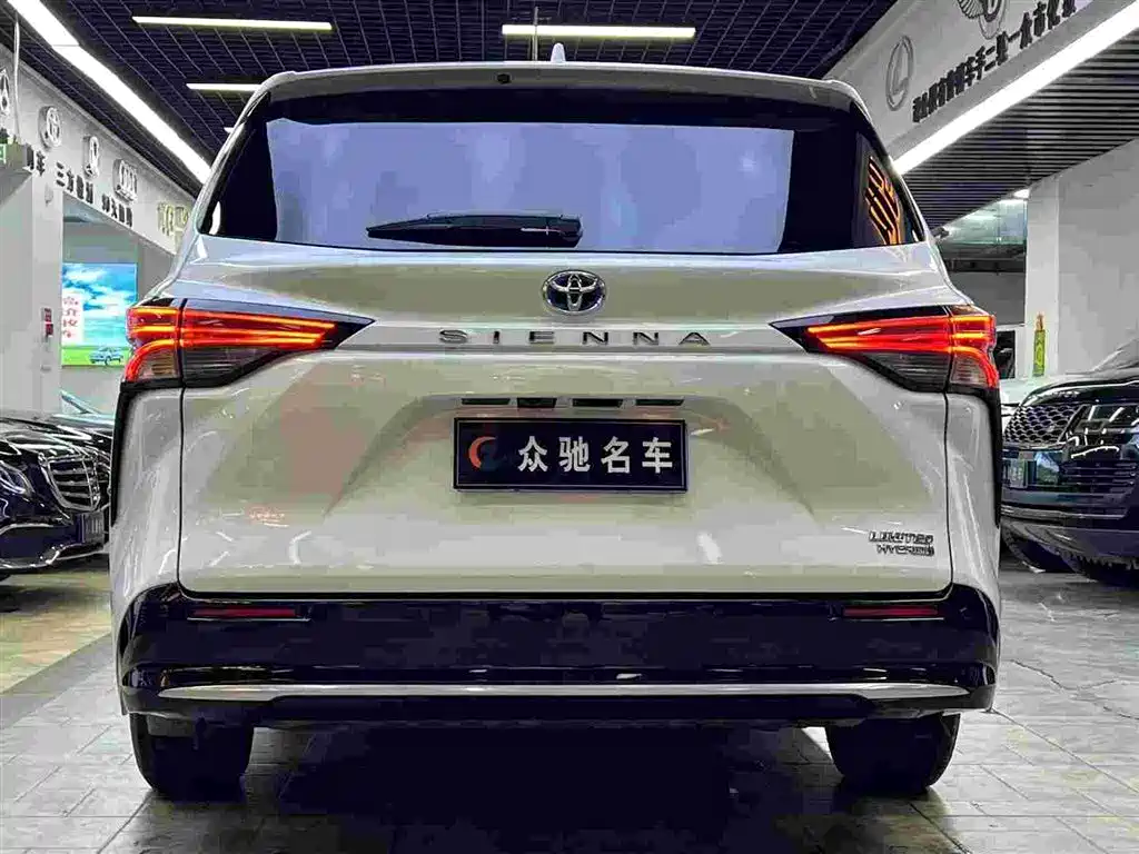 Toyota Sienna 2023 2.5L Hybrid Premium Edition фото 8