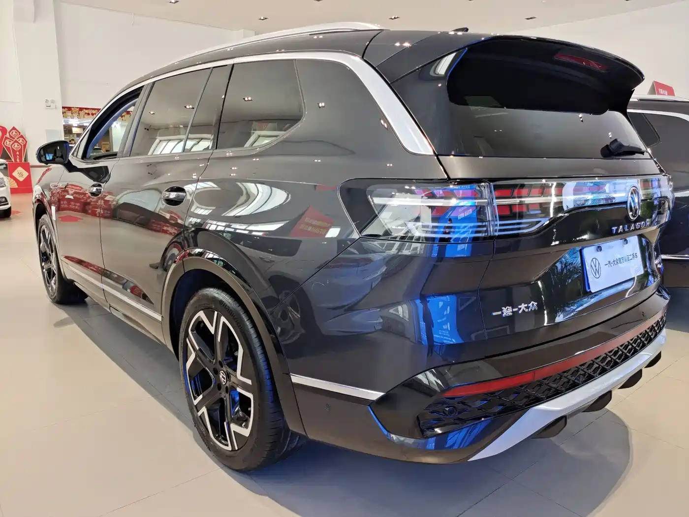 Volkswagen Talagon 2025 450TSI R-Line 6-Seater фото 3