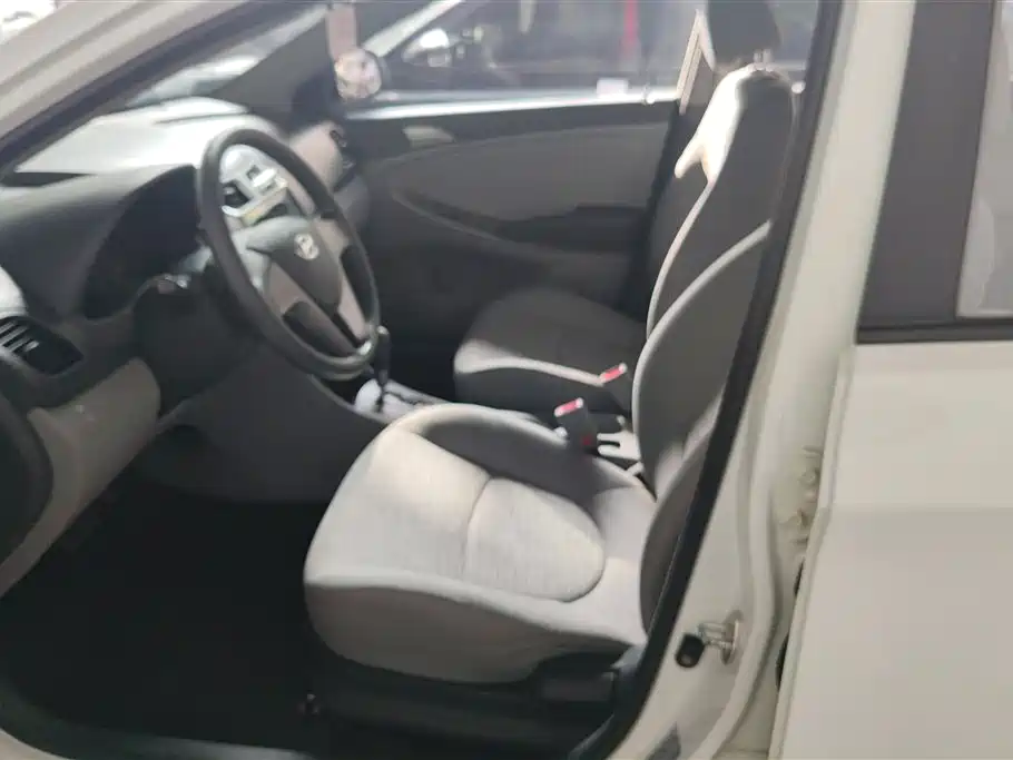 Hyundai Verna 2014 1.4L Automatic Smart GLS фото 9