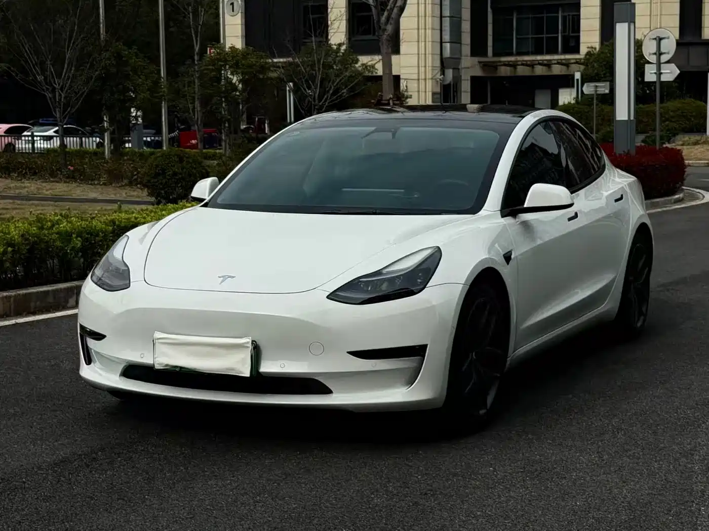 TESLA MODEL 3