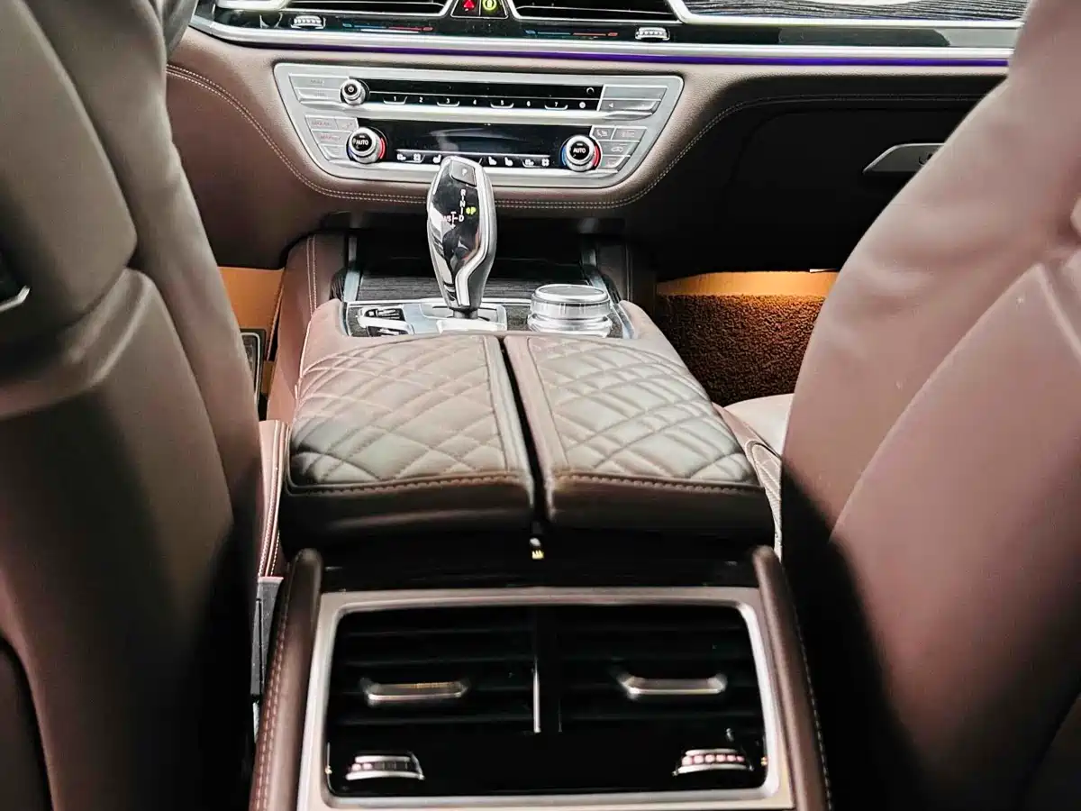 BMW 7 Series 2021 Model 740Li Leading M Sport Package фото 23