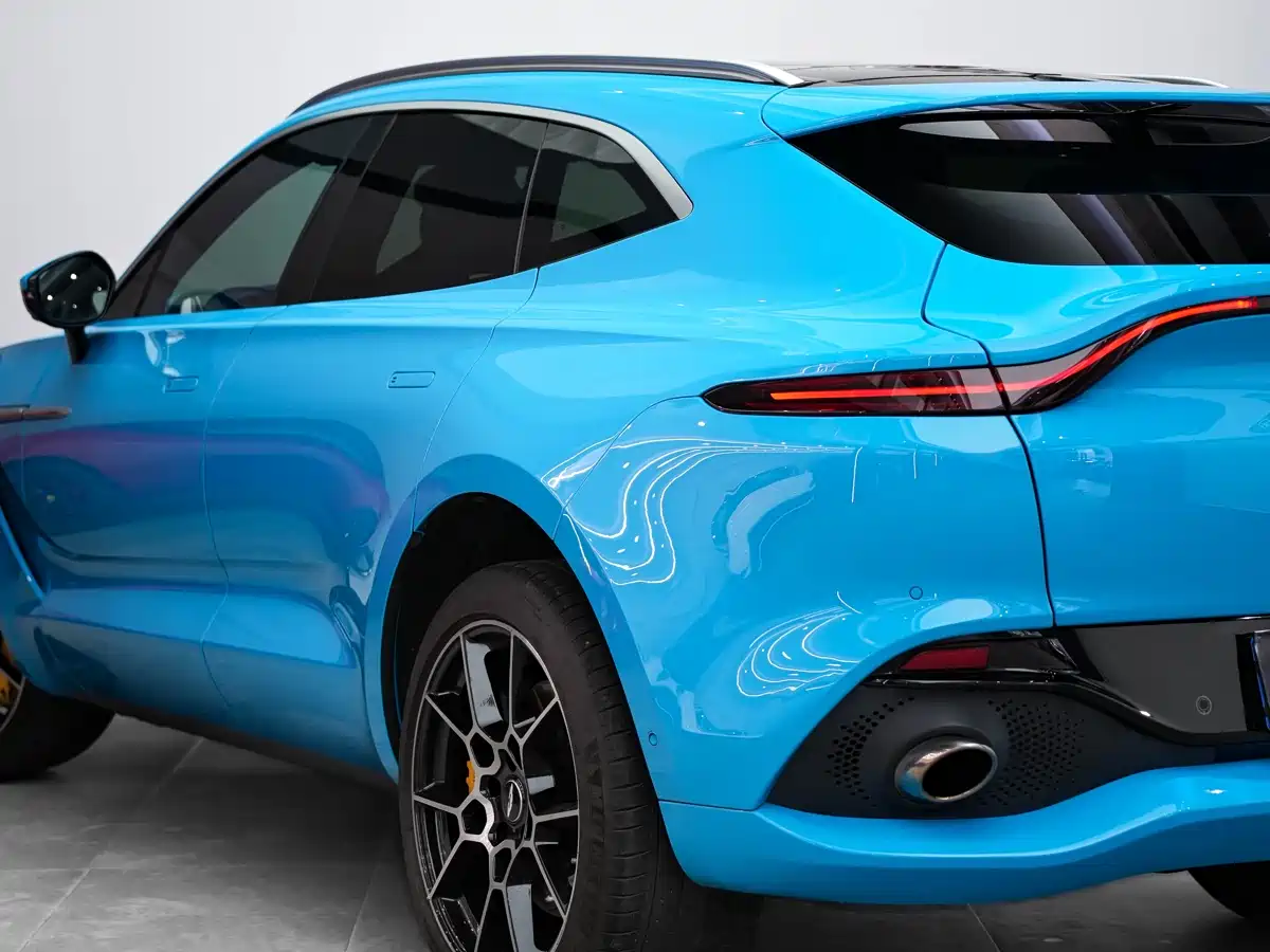 ASTON MARTIN DBX