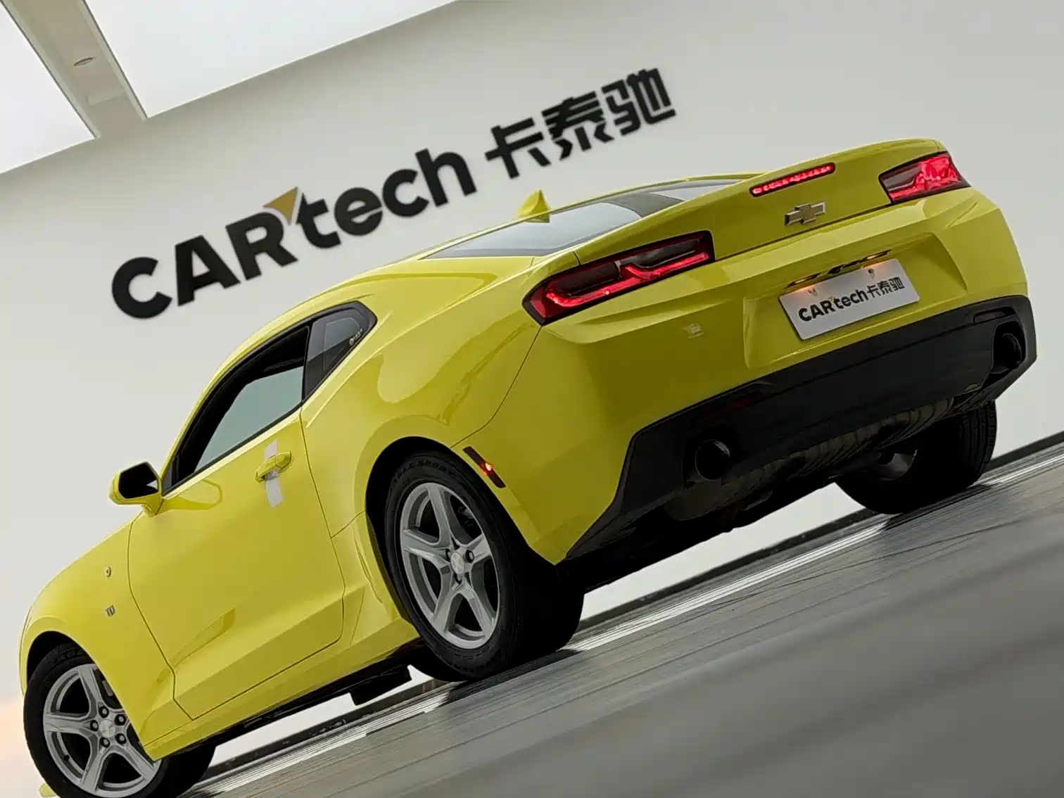 Photo 10 - Chevrolet Camaro
