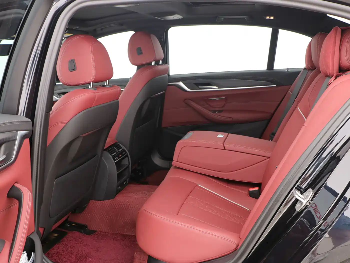BMW 5 Series 2023 530Li Leading M Sport Package фото 14