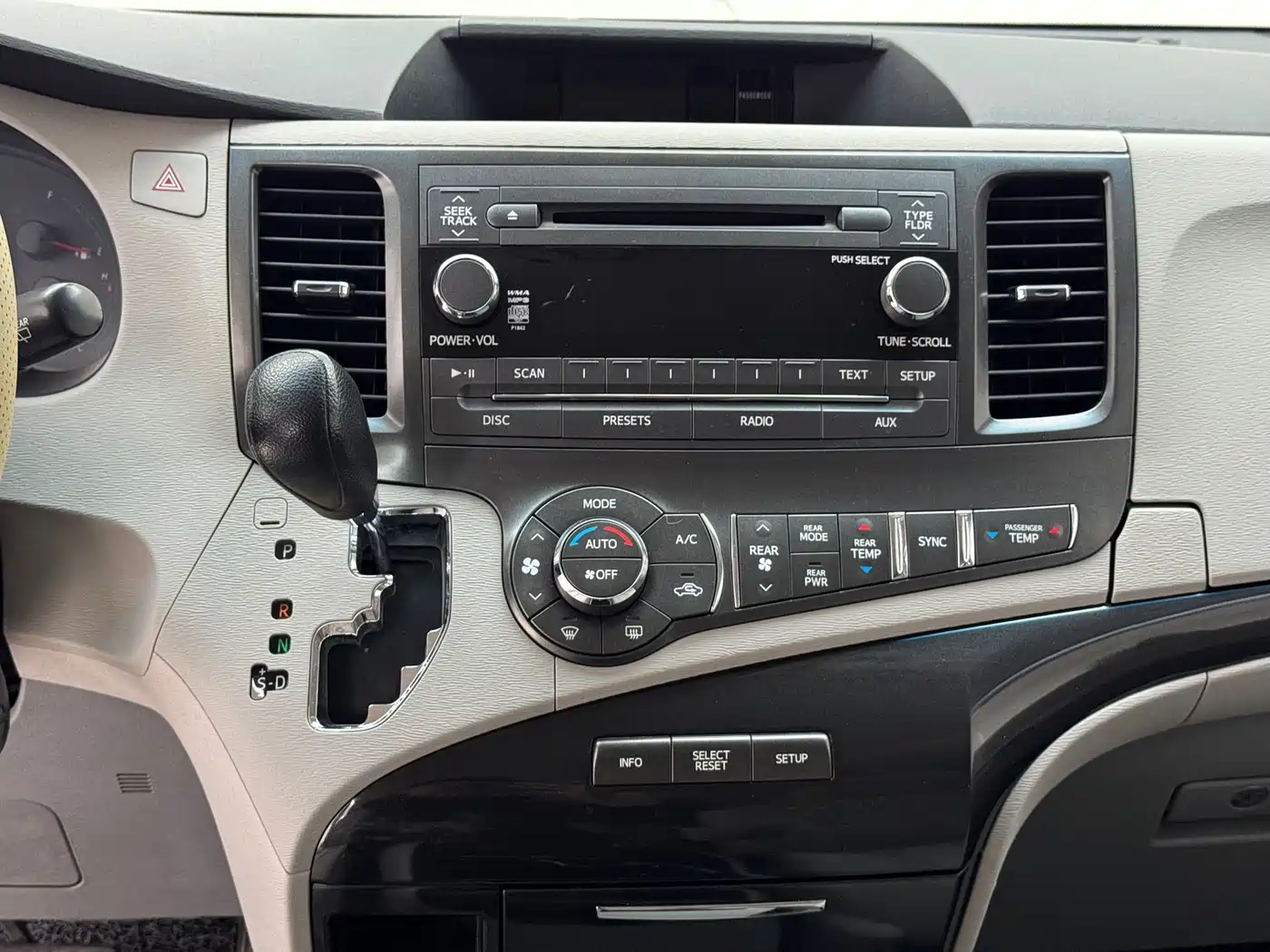 Toyota Sienna 2015 3.5L 4WD L фото 6