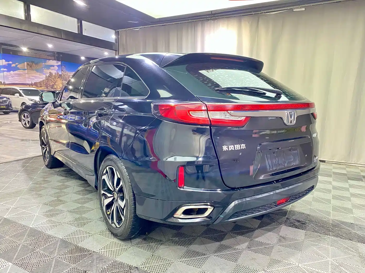 Photo 5 - Honda UR-V
