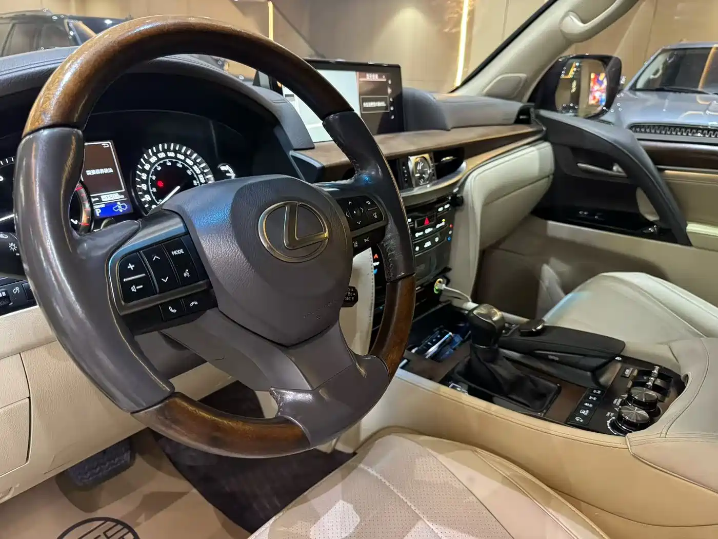 Lexus LX фото 2