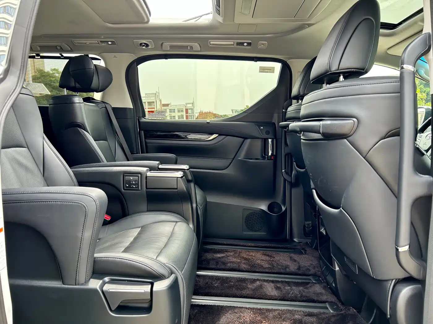 Toyota Vellfire 2021 Crown Hybrid 2.5L HV Luxury Edition фото 12