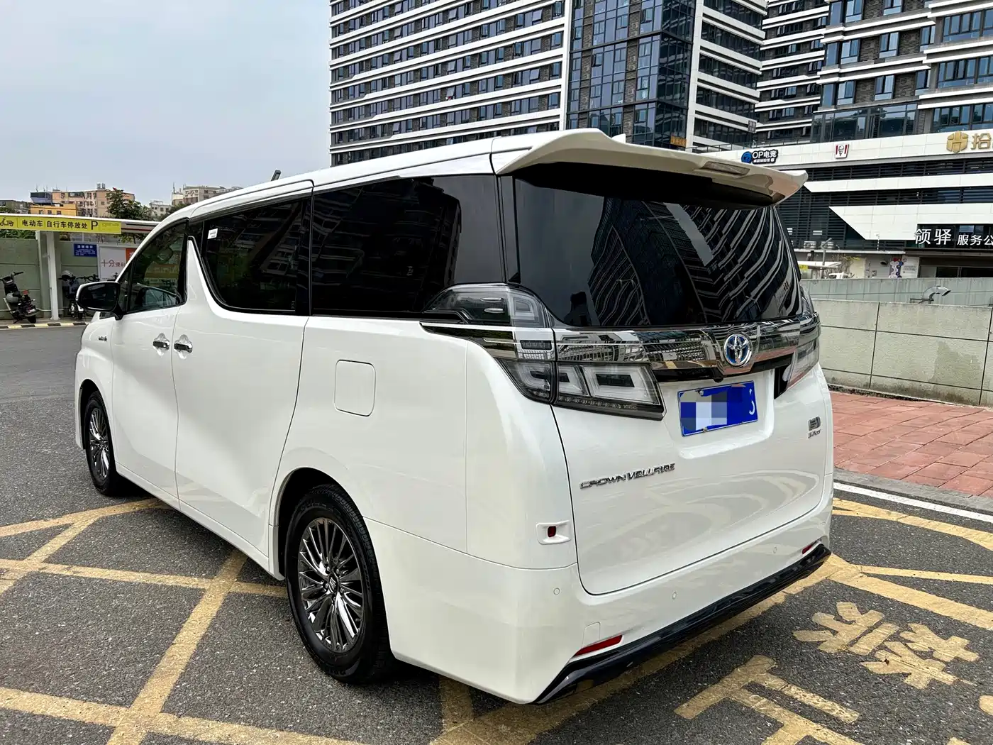 Toyota Vellfire 2021 Crown Hybrid 2.5L HV Luxury Edition фото 17