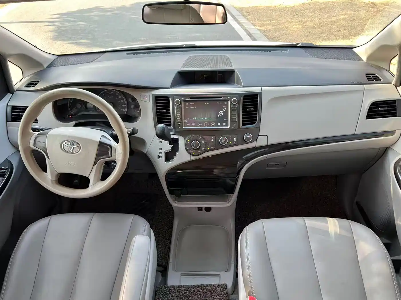 Toyota Sienna 2015 3.5L 2WD LE фото 7