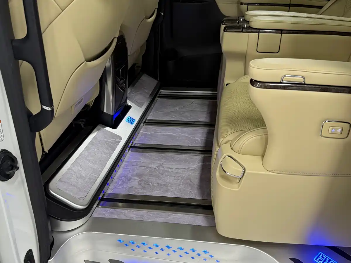 Toyota Alphard 2020 Hybrid 2.5L Premium Edition фото 4