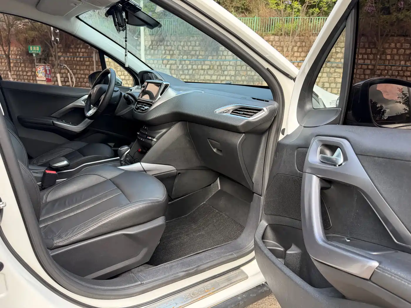 Peugeot 2008 2014 1.6L Automatic Navigation Edition фото 14