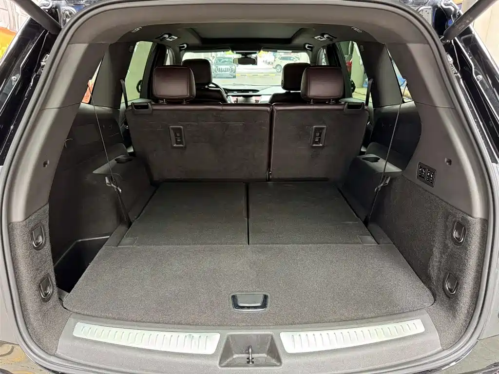 CADILLAC XT6