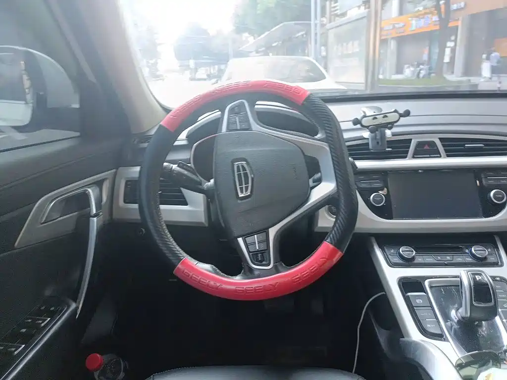 Photo 6 - Geely Atlas