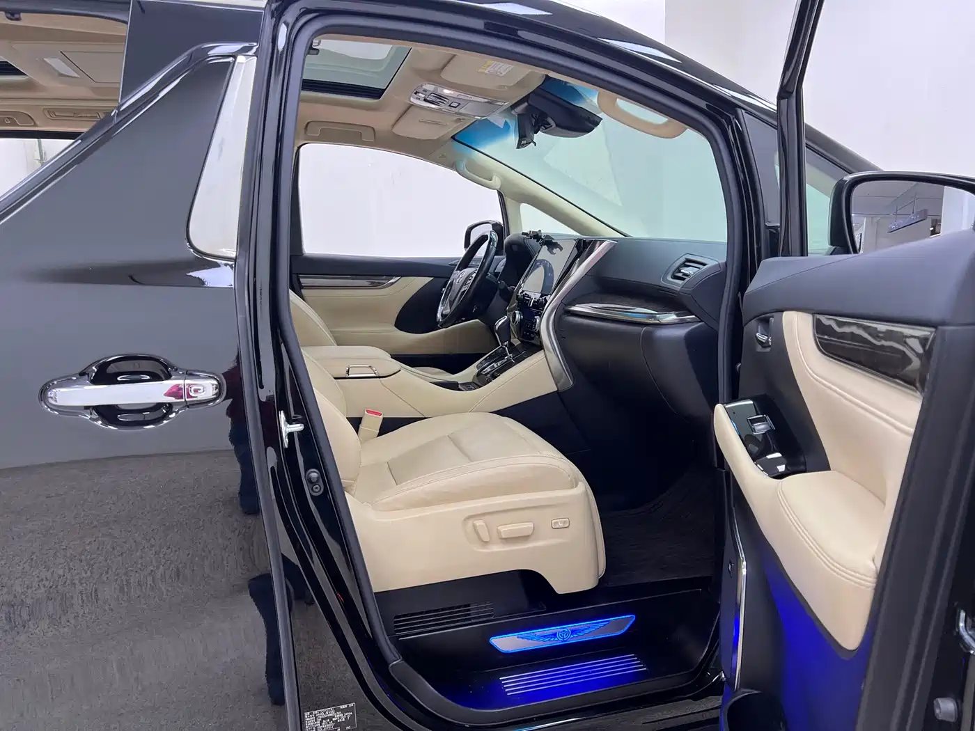 Toyota Vellfire 2021 Crown Hybrid 2.5L HV Premium Edition фото 34