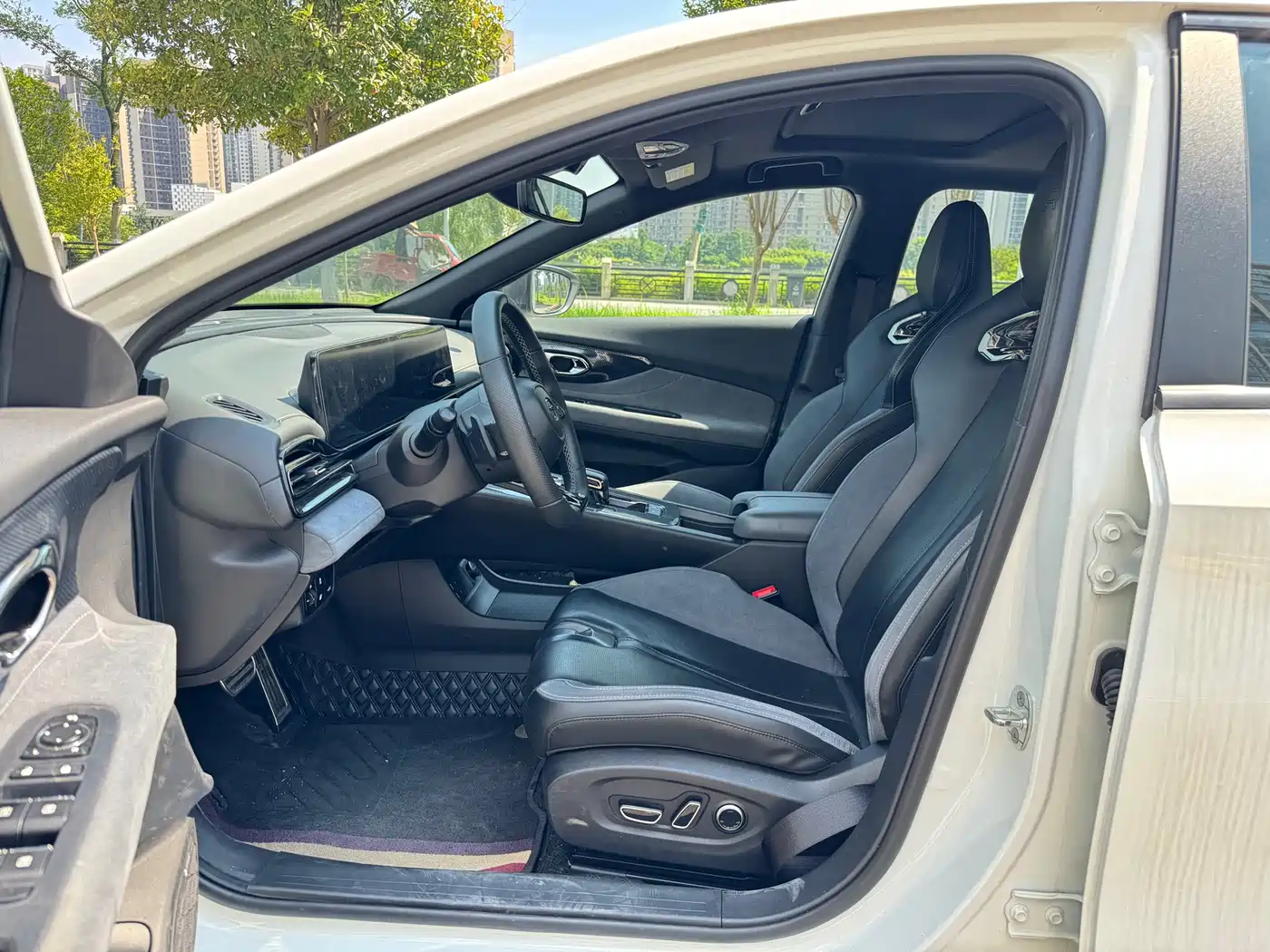 GAC Trumpchi Trumpchi Emkoo 2023 400T Automatic R PRO фото 6