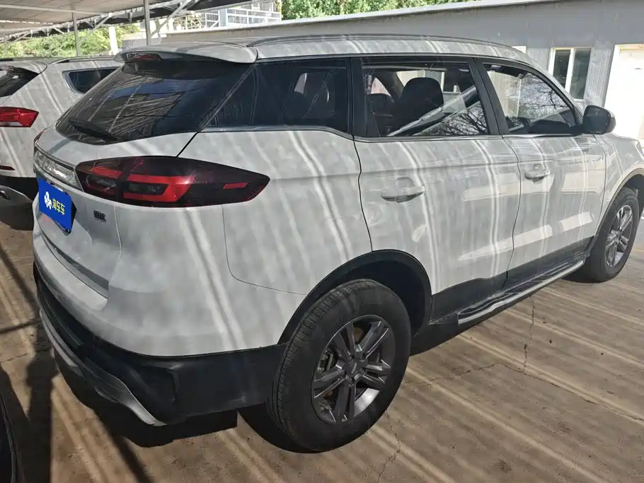 Photo 3 - Geely Atlas