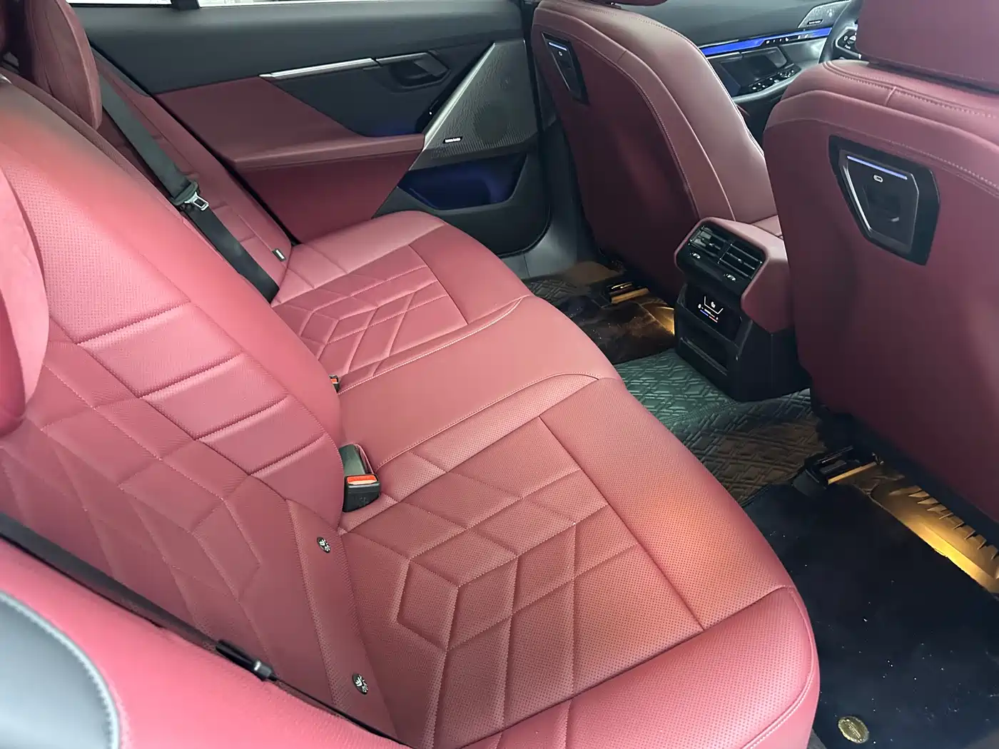 BMW 5 Series 2025 530Li Leading M Sport Package фото 17