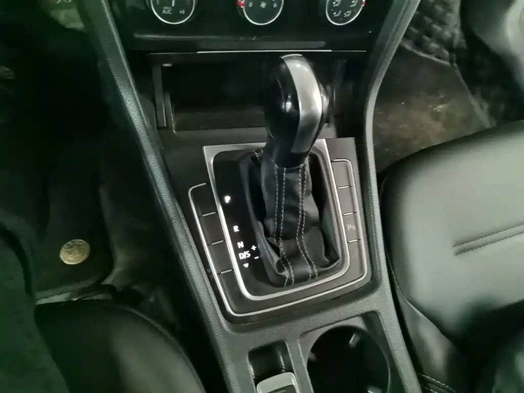 Volkswagen Golf 2017 1.6L Auto Comfort Millionth Edition фото 14
