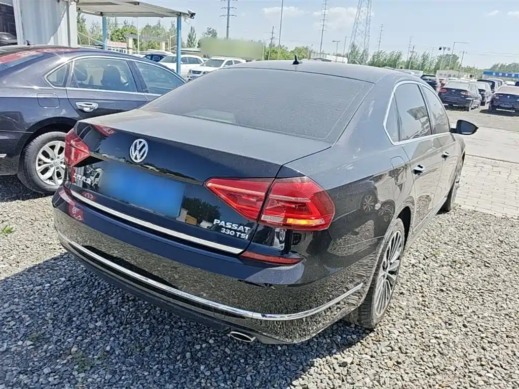 Volkswagen Passat 2017 330TSI DSG Luxury фото 7