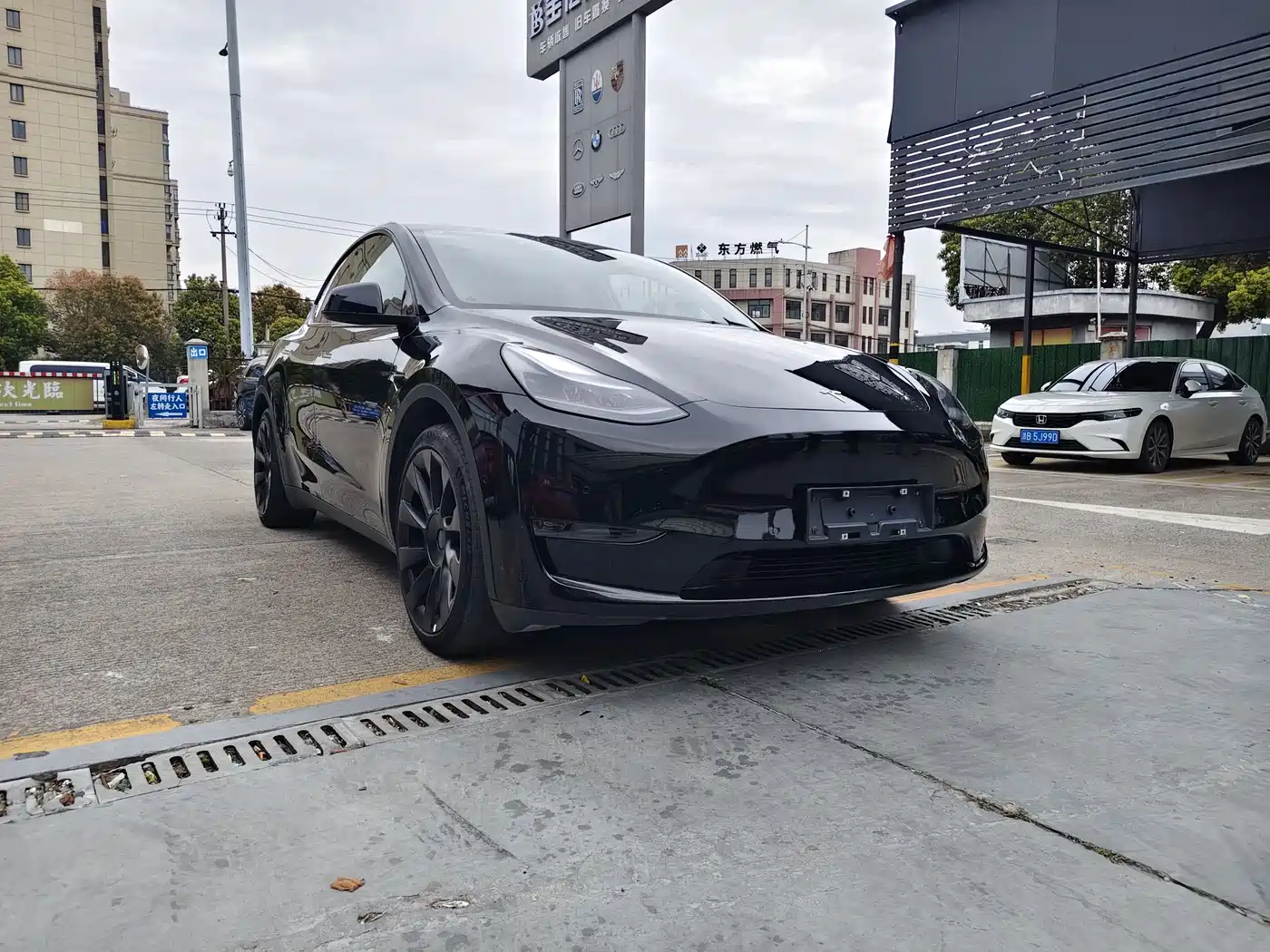 TESLA MODEL Y